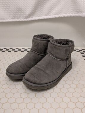 UGG Classic Mini